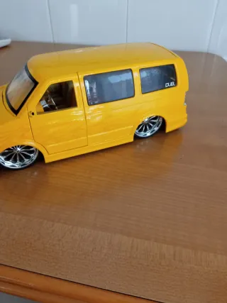 Coche de juguete amarillo