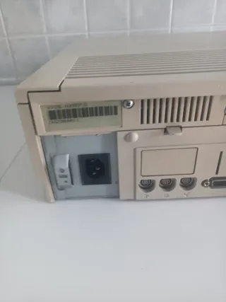 Apple Power Macintosh Performa 6320 con tastiera