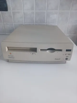 Apple Power Macintosh Performa 6320 con tastiera