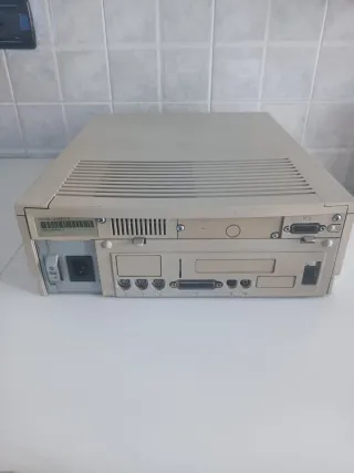 Apple Power Macintosh Performa 6320 con tastiera
