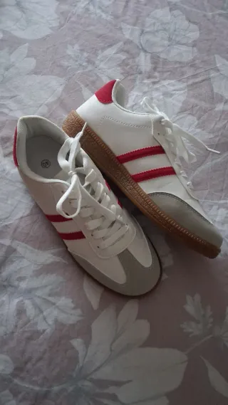 Zapatillas Blancas y Rojas Talla 40