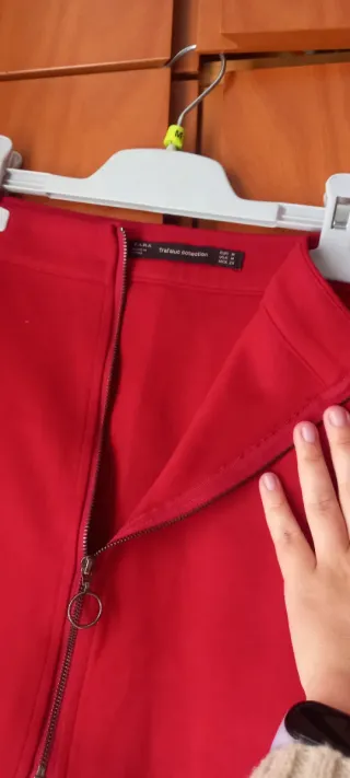 Falda roja con cremallera
