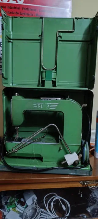 Máquina de coser antigua Elna verde