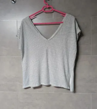 Camiseta de rayas gris y blanca Talla M