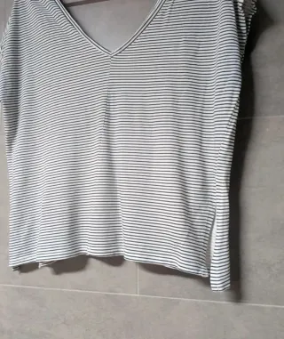 Camiseta de rayas gris y blanca Talla M