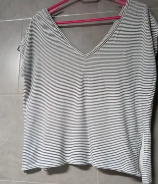Camiseta de rayas gris y blanca Talla M