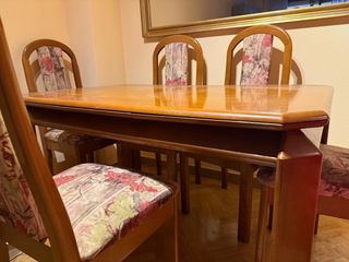 Mesa de comedor con sillas