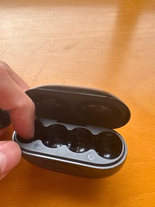 Auricular negro con estuche Le falta un auricular