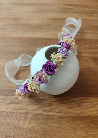 Corona de flores violeta, lila y beige