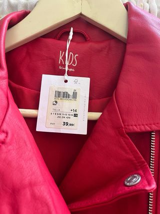 Cazadora roja estilo motero