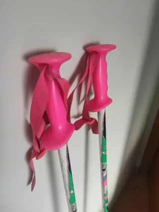 Bastones de esquí rosas y verdes