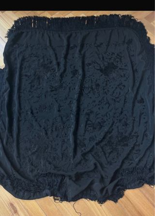 Manton bordado negro seda grande con flecos