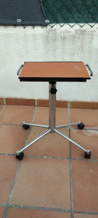 Mesa auxiliar con ruedas