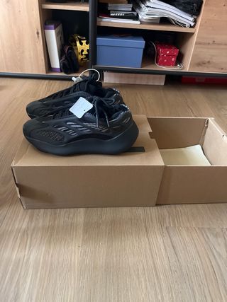 Adidas Yeezy 700 Talla 36 Negras