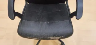 Silla de oficina negra con ruedas