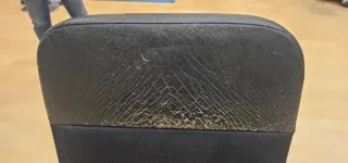 Silla de oficina negra con ruedas