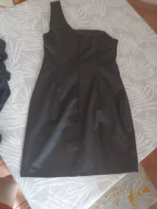 Abito elegante monospalle con coprispalle