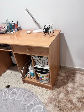 Escritorio de madera con cajón