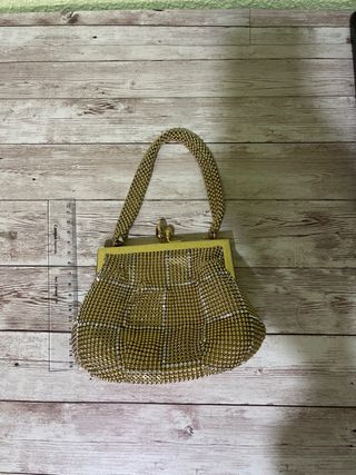 Bolso de mano dorado con pedrería vintage