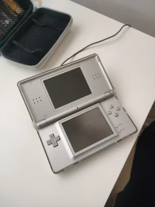 Nintendo DS Lite Gris con funda de círculos