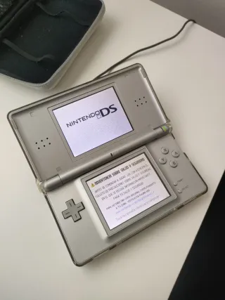 Nintendo DS Lite Gris con funda de círculos