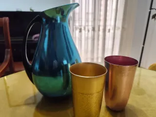 Jarra y vasos vintage metal azul , dorado y rosa.