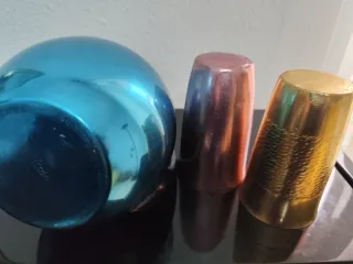 Jarra y vasos vintage metal azul , dorado y rosa.