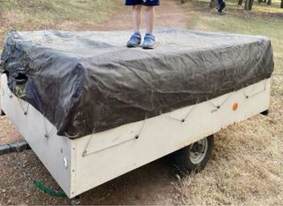 Remolque con tienda de campaña