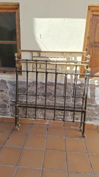 Cabecero de forja antiguo esta en Palencia