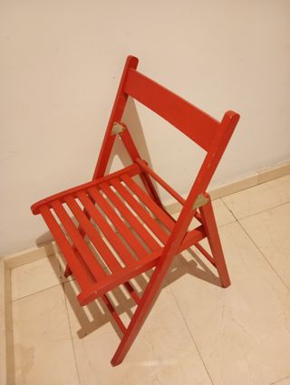 Silla plegable restaurada roja