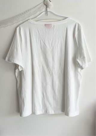 Camiseta Barbie Blanca con Logo Dorado