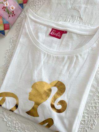 Camiseta Barbie Blanca con Logo Dorado