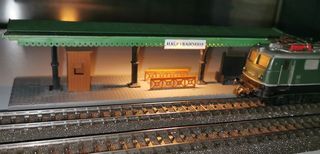 Estación andén iluminado tren eléctrico escala HO