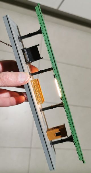 Estación andén iluminado tren eléctrico escala HO