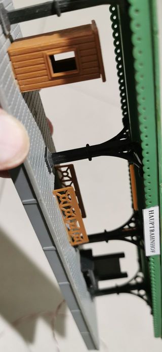 Estación andén iluminado tren eléctrico escala HO