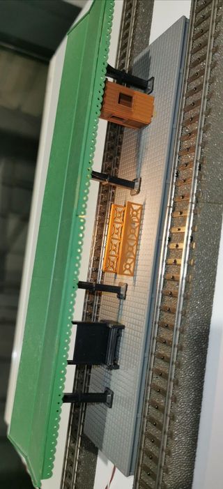 Estación andén iluminado tren eléctrico escala HO