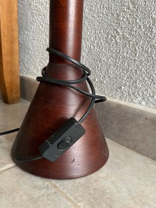 Lámpara de pie de madera
