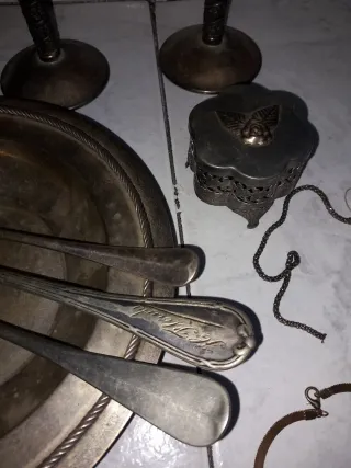 Lote de copas, cubiertos y joyas antiguas