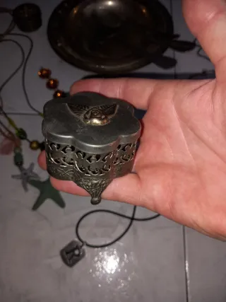 Lote de copas, cubiertos y joyas antiguas