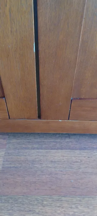 Precioso mueble vitrina madera maciza Banak