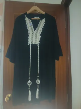 Vestido negro con adornos