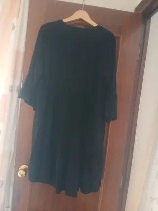 Vestido negro con adornos