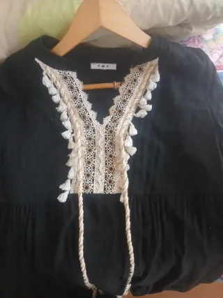 Vestido negro con adornos