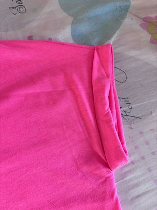 Camiseta rosa cuello pico