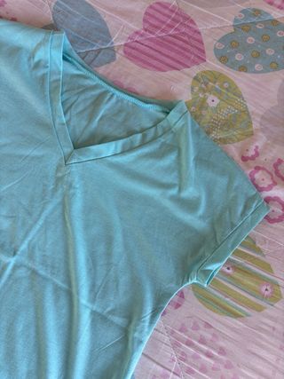 Camiseta rosa cuello pico