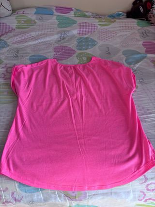 Camiseta rosa cuello pico