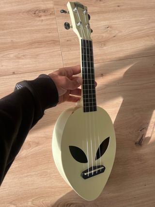Ukelele Mahalo Diseño Alien Amarillo