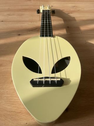 Ukelele Mahalo Diseño Alien Amarillo