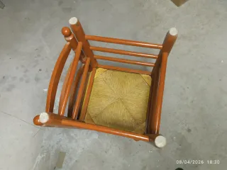 50 sillas de madera con asiento de repuesto