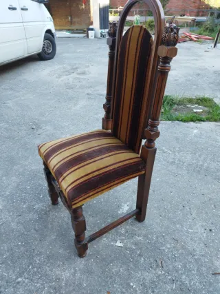 Sedia in legno con tessuto a righe